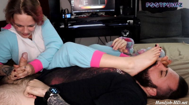 Tattooed Brat Gives Handjob in Onesie – Footpunkz